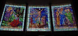 Tríade de vitrais à esquerda do altar-mor