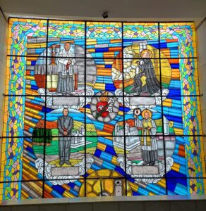 Vitral à direita na tríado dos vitrais frontais da Basílica